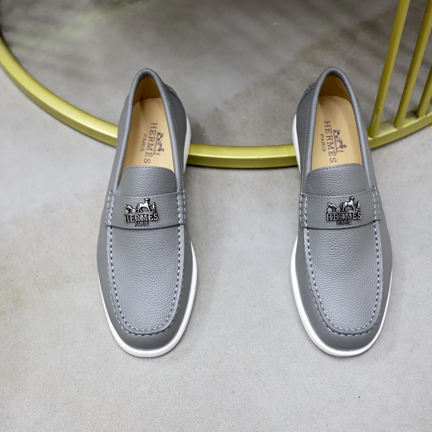 Ex-factory price: 560💰Hermès/Hermès slip-on men's shoes. This shoe is made of imported pebbled cowhide. It has simple and smooth lines and is combined with aerodynamically designed 3CM rubber foam ultra-light soles! Youthful and fashionable, classic H-shaped hardware buckle decoration, calf lining gently wraps the feet, with logo cowhide feet, casual and urban style, highlighting youthful vitality, sports and leisure version, super versatile, code number: 38-39-40-41-42-43-44 standard leather shoe size (45 can be customized but does not support returns)